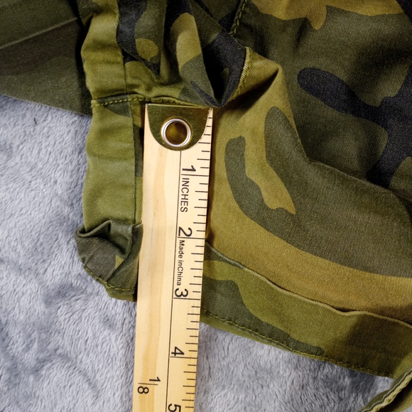 Sanctuary Standard Surplus Camo Utility Shorts Size 29 Green Military - Picture 15 of 16